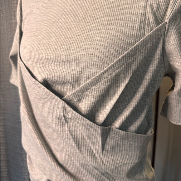 Elegant Gray Short Sleeve Crop Top - Picture 2 of 4